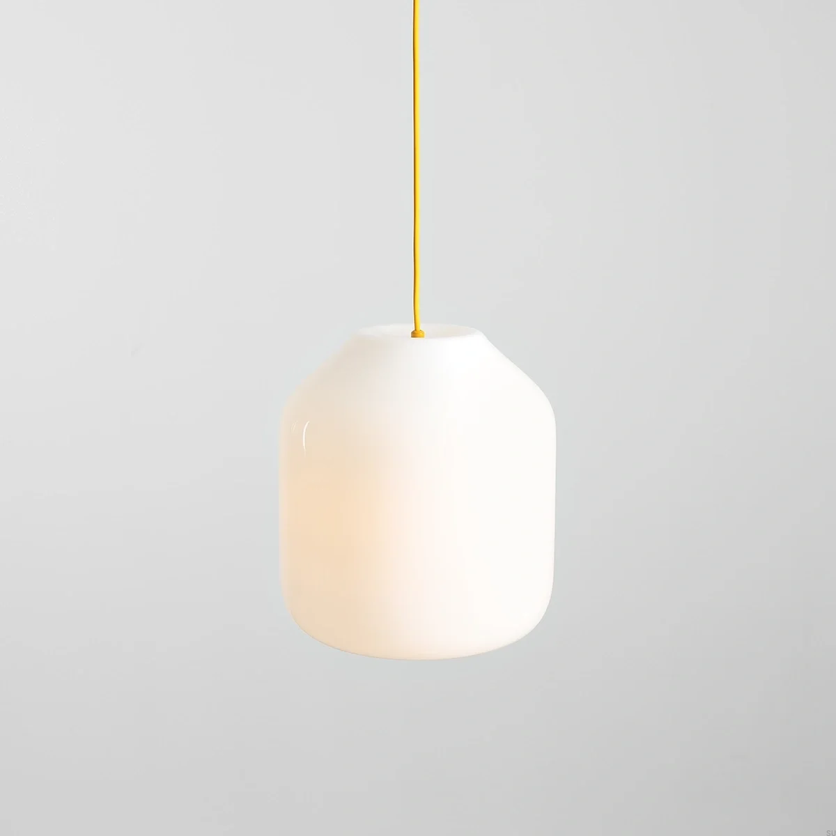 8500G21_L--Lampa-wisząca-Flask-L-Szklana-Mleczna-z-Żółtym-Przewodem-Artera-Skandynawskie-Uchwyty