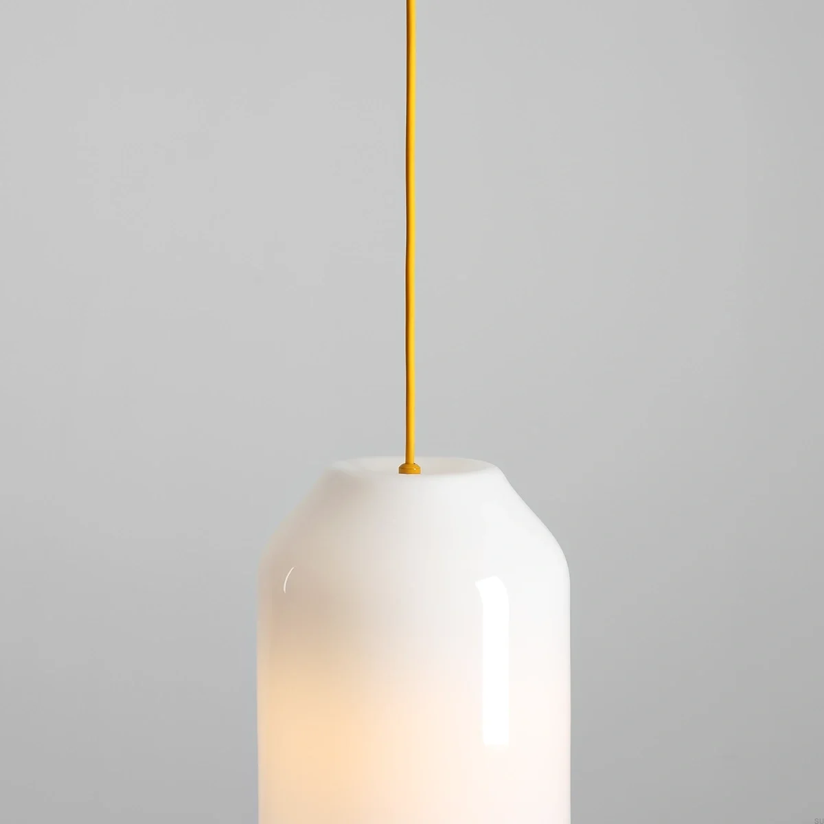 8500G21_M--Lampa-wisząca-Flask-M-Szklana-Mleczna-z-Żółtym-Przewodem-Artera-Skandynawskie-Uchwyty