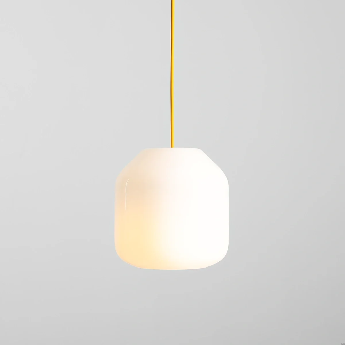 8500G21_S--Lampa-wisząca-Flask-S-Szklana-Mleczna-z-Żółtym-Przewodem-Artera-Skandynawskie-Uchwyty