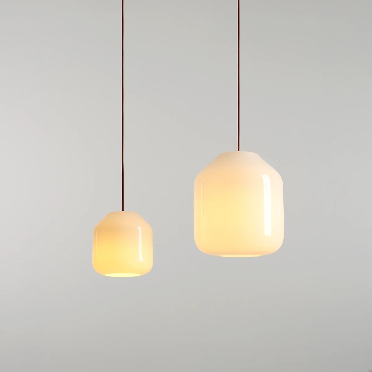8500G24_L--Lampa-wisząca-Flask-L-Szklana-Mleczna-z-Terakotowym-Przewodem-Artera-Skandynawskie-Uchwyty