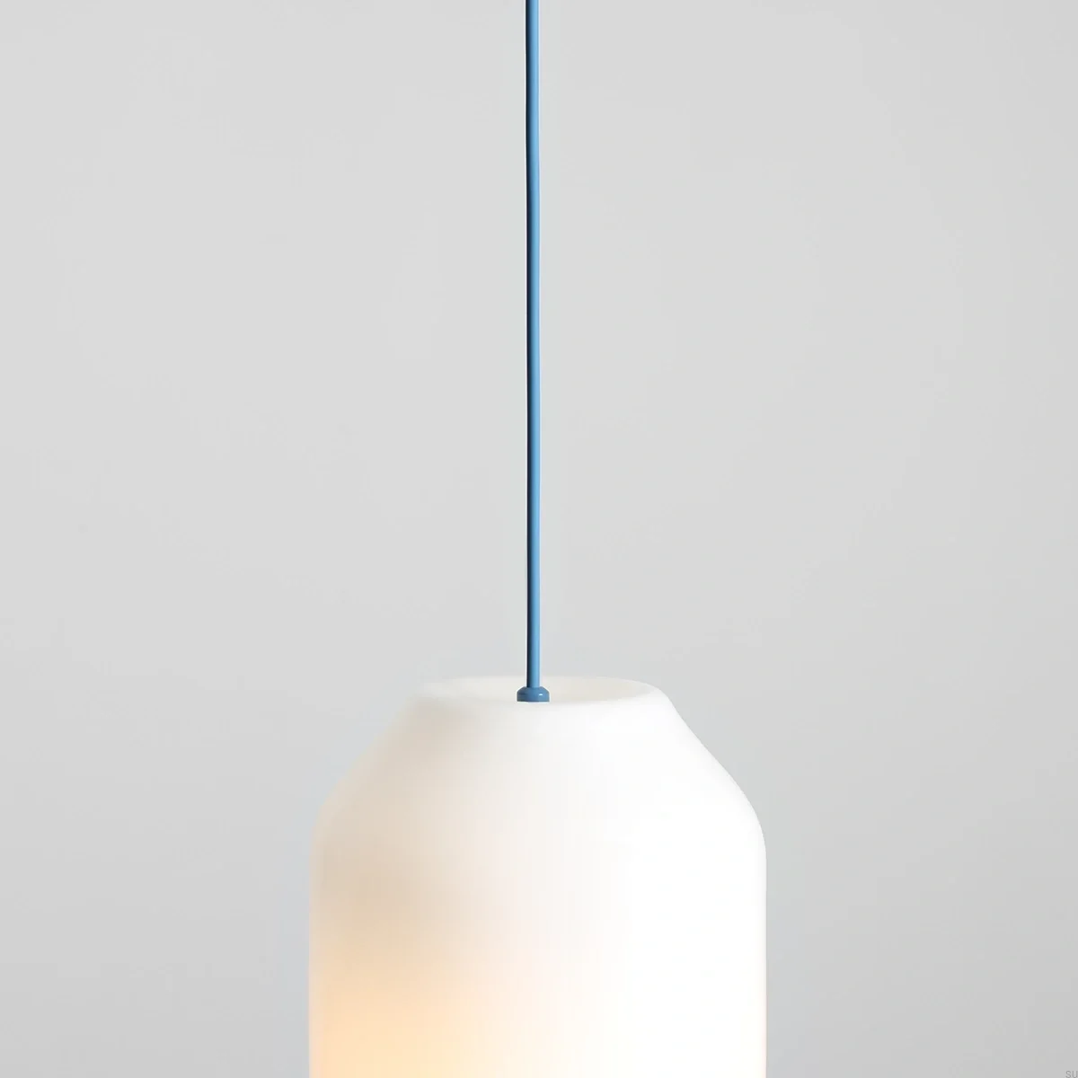 8500G31_M--Lampa-wisząca-Flask-M-Szklana-Mleczna-z-Szafirowym-Przewodem-Artera-Skandynawskie-Uchwyty