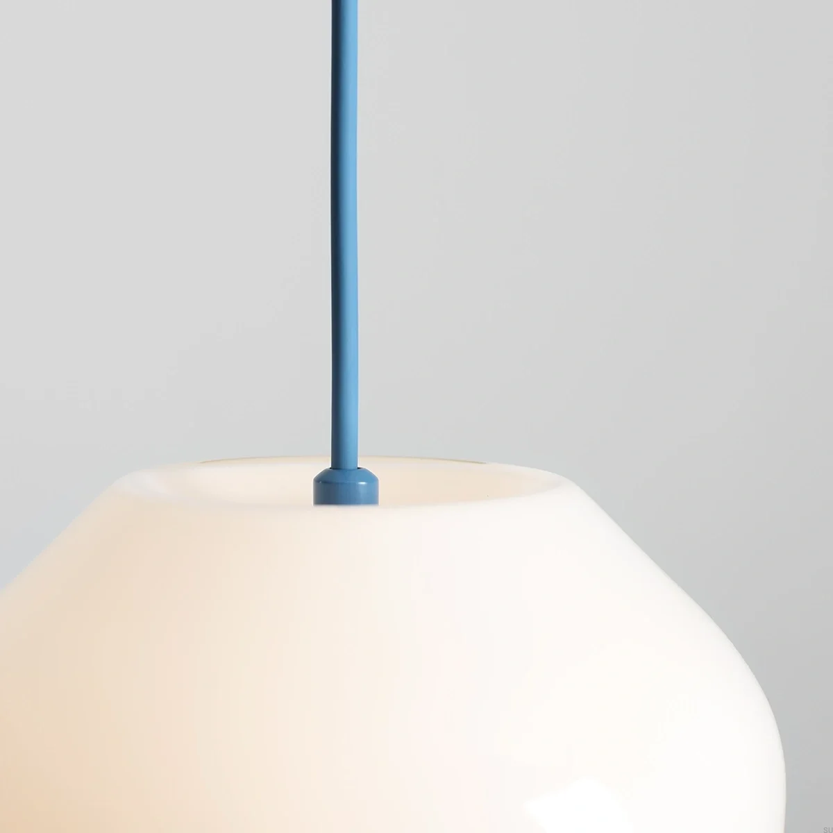 8500G31_S--Lampa-wisząca-Flask-S-Szklana-Mleczna-z-Szafirowym-Przewodem-Artera-Skandynawskie-Uchwyty
