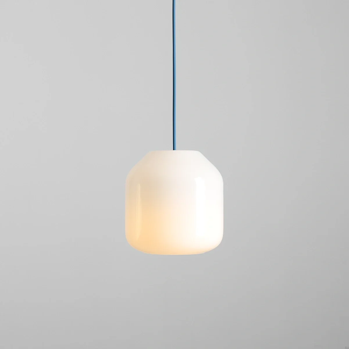 8500G31_S--Lampa-wisząca-Flask-S-Szklana-Mleczna-z-Szafirowym-Przewodem-Artera-Skandynawskie-Uchwyty