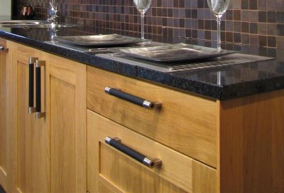 Uchwyt meblowy podłużny 1700 128 Nikiel szczotkowany z czarną skórą 