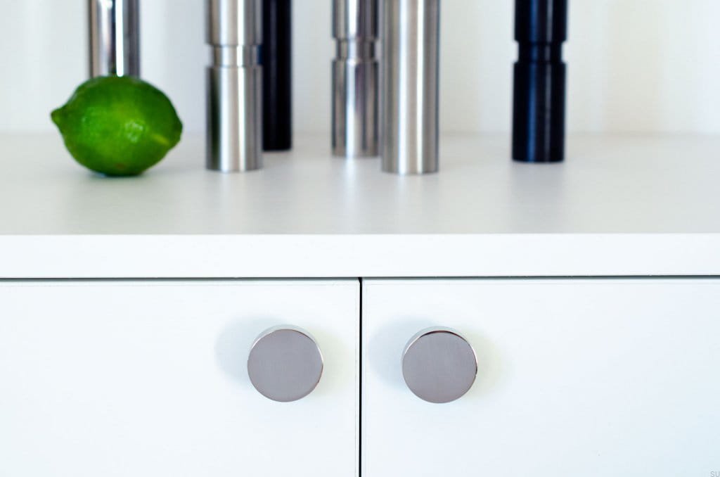 Galka Dot 30 polerowana stal nierdzewna na meblu