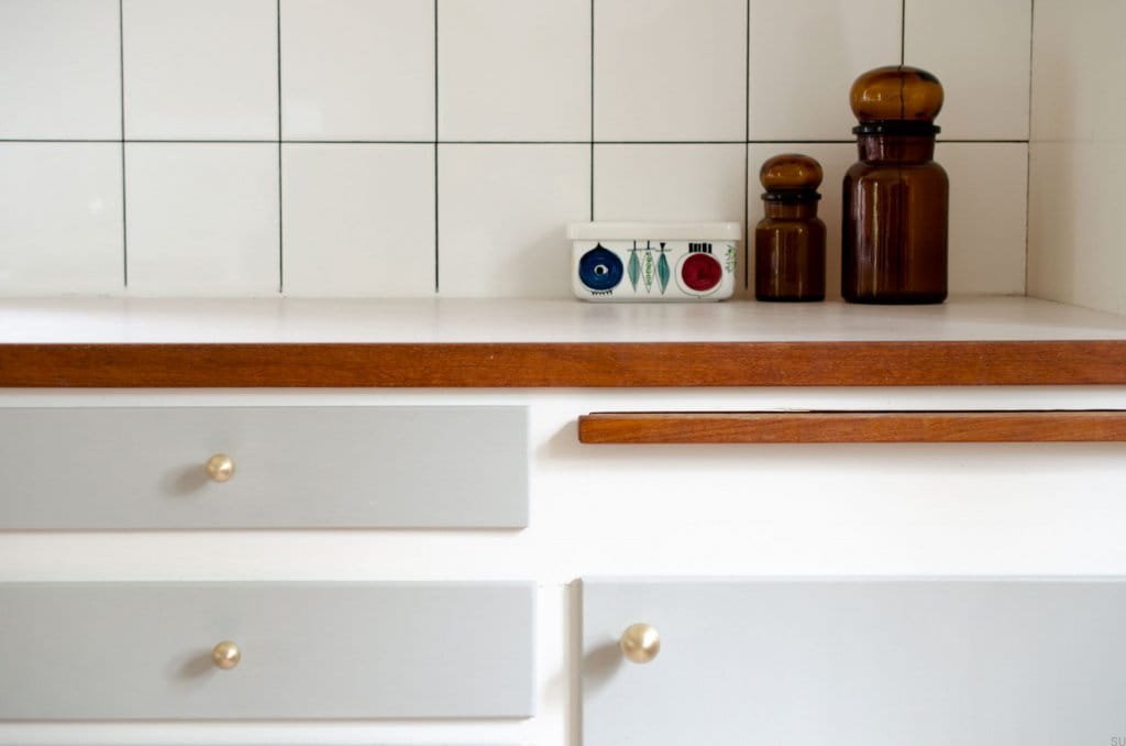 Gałka Drop 20 mosiądz polerowany na meblu