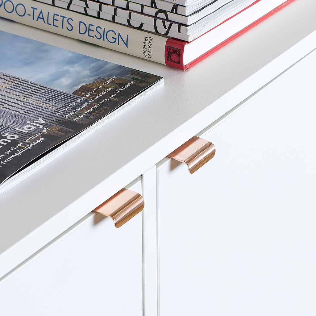 Ukazanie uchwytu na meblu