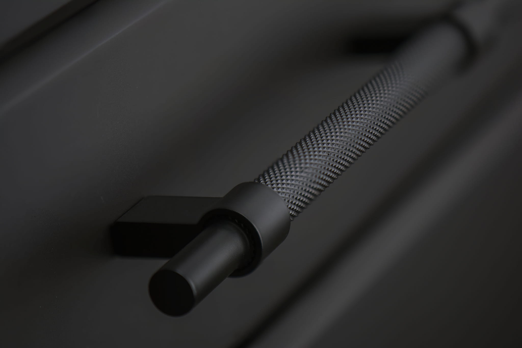 Zdjęcie przedstawia uchwyt meblowy podłużny z serii Pitch na meblu od Beslag Design