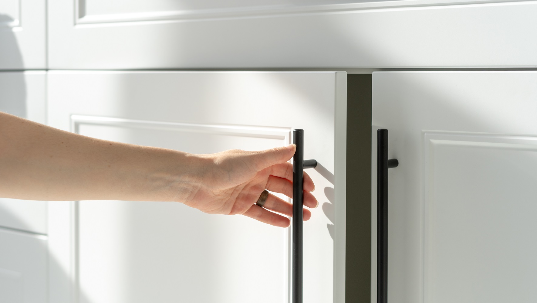 Elegancja w detalach: Uchwyty meblowe podłużne jako subtelny akcent w aranżacji