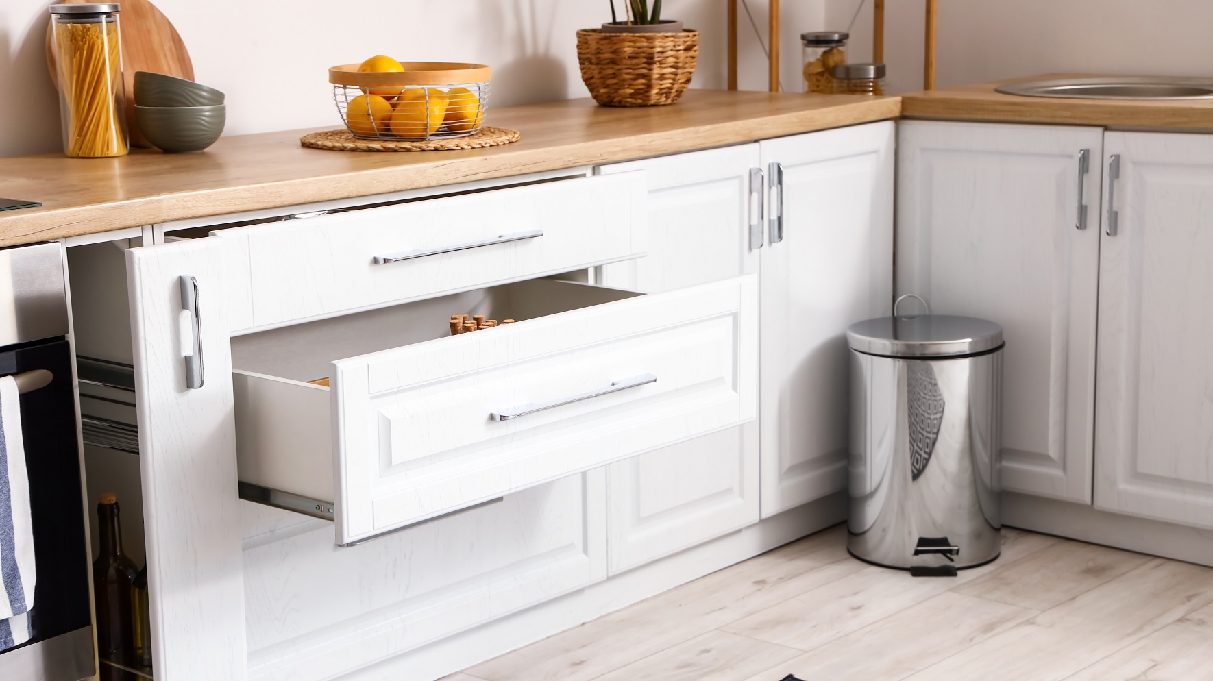 Przewodnik po różnych materiałach uchwytów meblowych: mosiądz, drewno, porcelana i więcej.