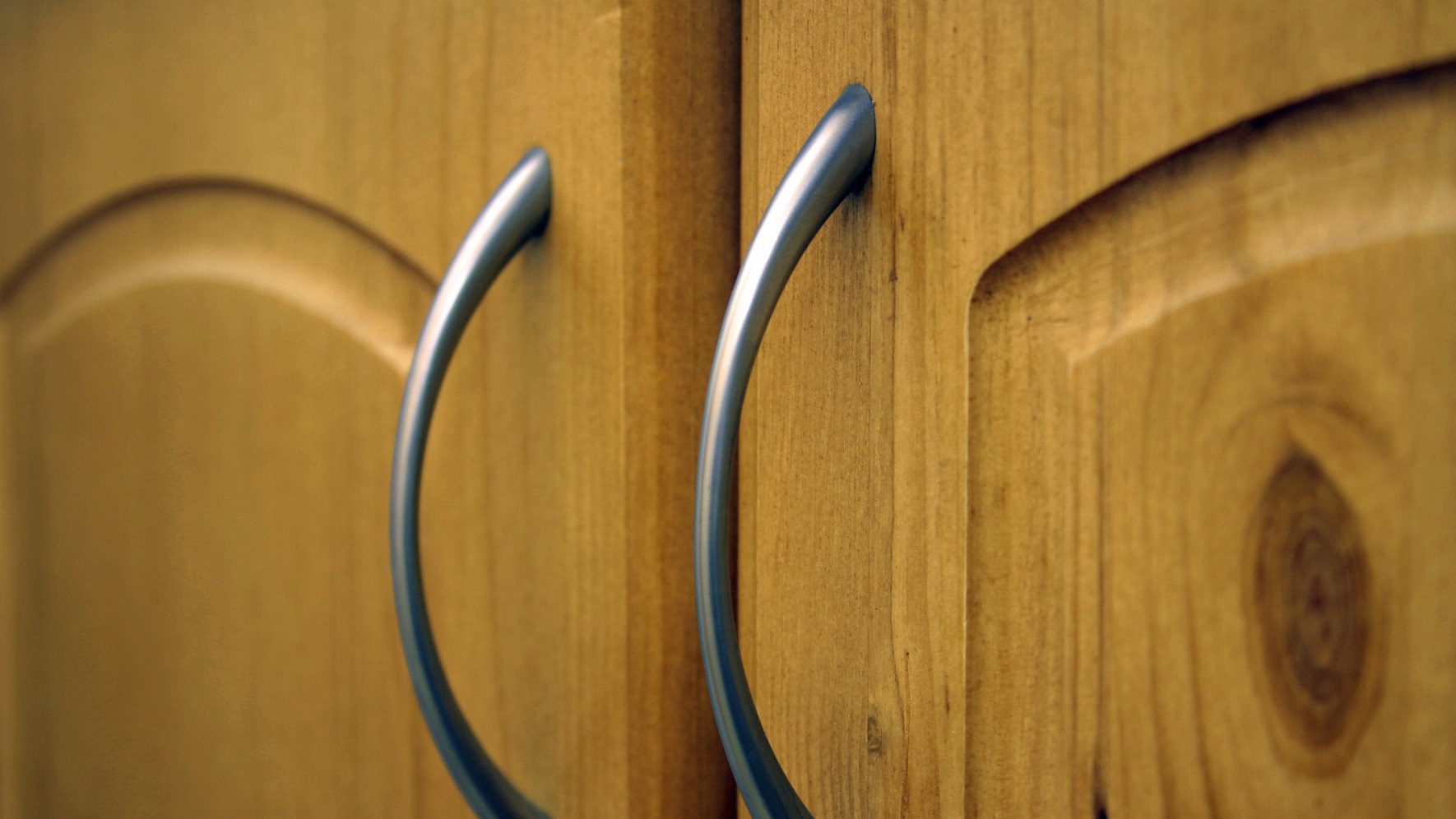 Od klasycznego do nowoczesnego: Stylowe uchwyty meblowe do każdego wnętrza.