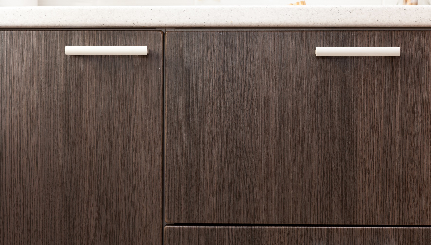 Minimalizm w detalu: Kształty i style uchwytów meblowych do nowoczesnych przestrzeni