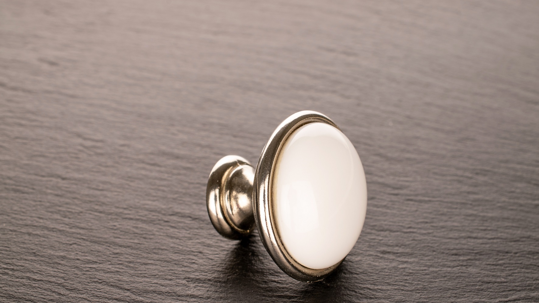 Poradnik o uchwytach meblowych: gałki, kołatki, krawędziowe i więcej.