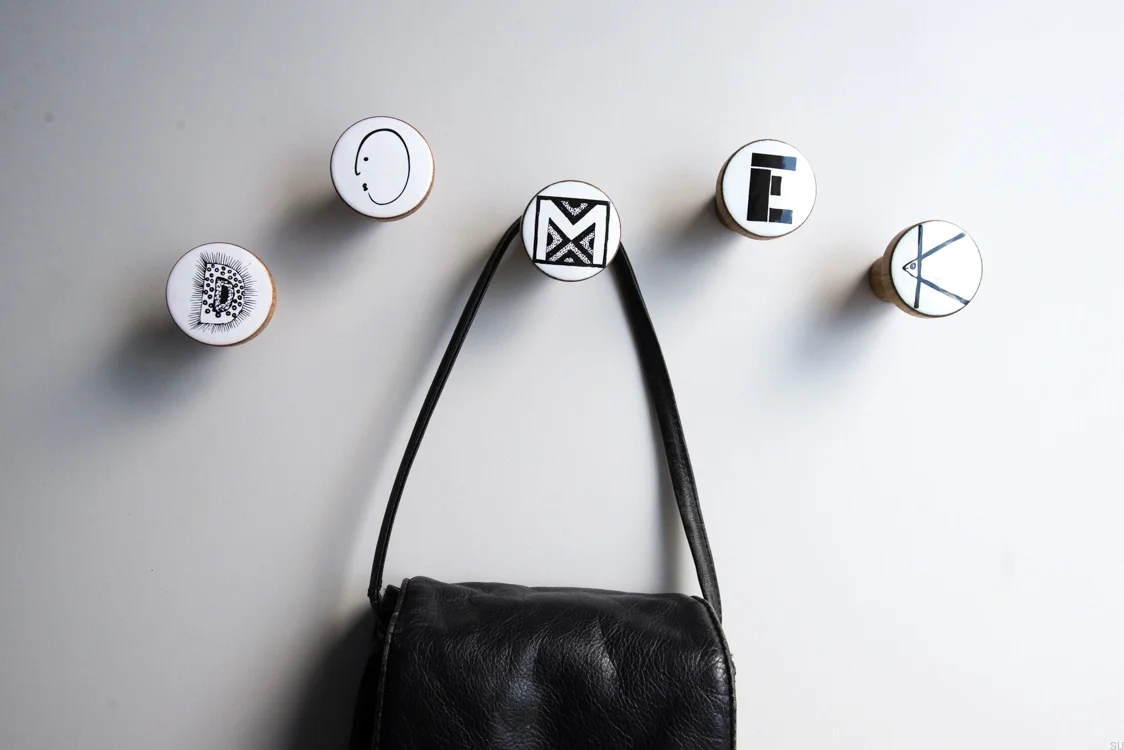 Wieszaki ścienne w stylu skandynawskim: prostota i funkcjonalność